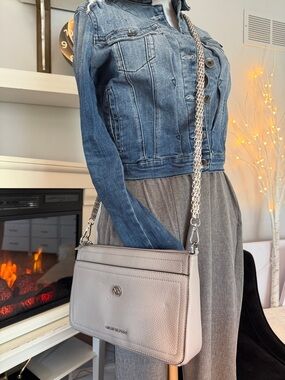 Michael Kors EUC light gray leather, Crossbody bag,clean in and out!